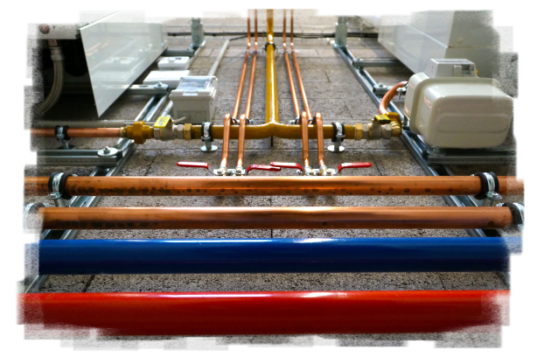 Grafische Systemskizze von Wärmepumpe, Speicher und Solarkollektoren