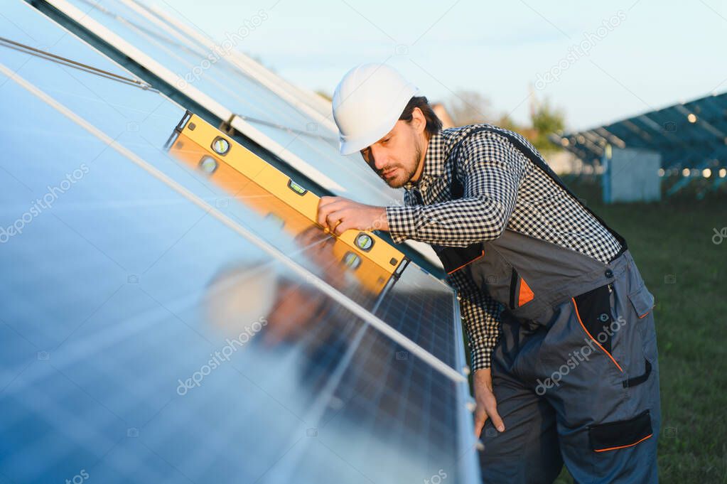 Installateur arbeitet an einer Heizungsanlage