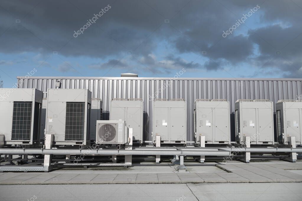 Gewerbegebäude mit moderner Energietechnik