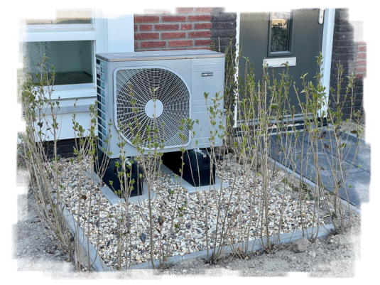 Moderne Wärmepumpe in einem Technikraum installiert